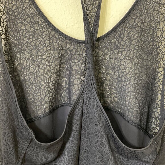 Lululemon Twist And Train Tank Black Side Slits measures to a size small - Picture 13 of 16